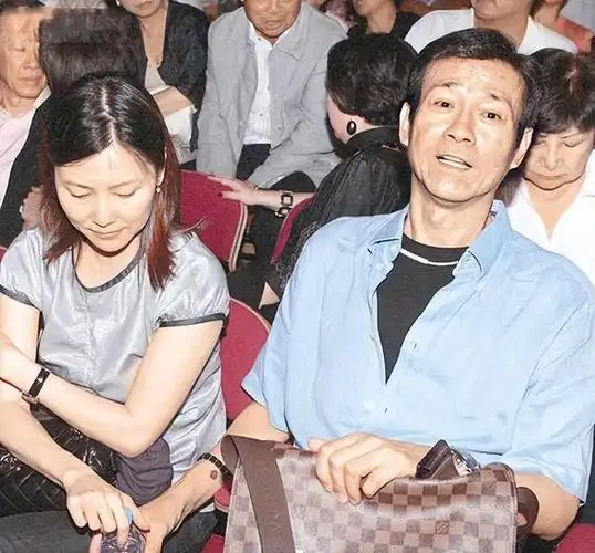 59岁穿黑衣难掩贵妇美,冻龄脸真年轻|减龄|官晶华|华语音乐|华语歌手