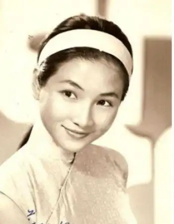 郑佩佩叹年轻美貌照如隔世 网友赞秒杀范冰冰