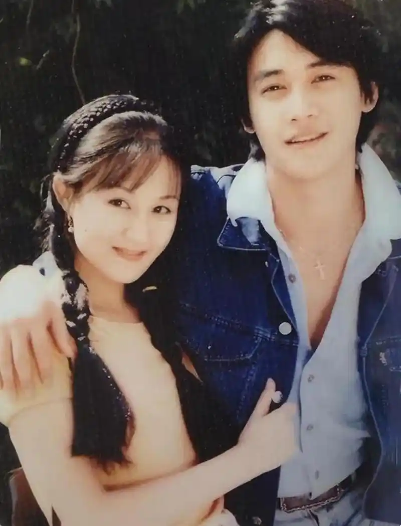 十几年前,上海戏剧学院的陆毅和鲍蕾毕业时留下了一张合影,可以看出