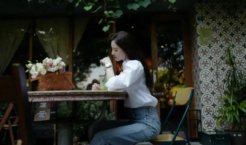 刘诗诗白衬衫77牛仔裤