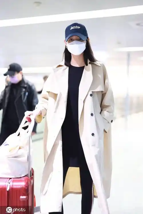 张梓琳身穿卡其色风衣现身上海虹桥机场