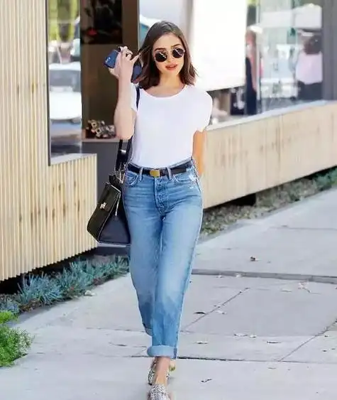 牛仔裤和t恤的简约搭配 牛仔裤搭配-ship188.com