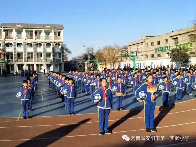 安阳市第一实验小学举办队列足球操比赛