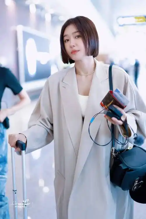 秦岚带火了一种"显瘦"穿搭:大衣 短裤 波波头短发,时髦又洋气_西装