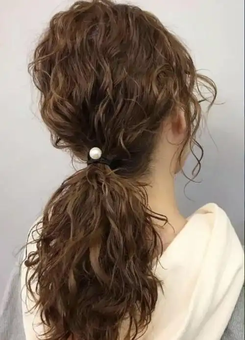 今年流行的筷子烫发型适合脸大的女生