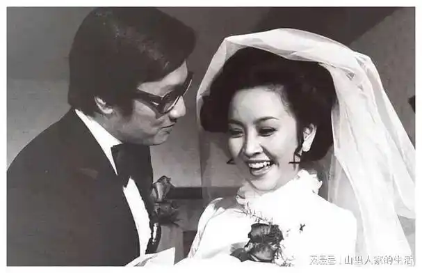 1985年34岁的狄波拉敲开赌王何鸿燊的房门撕碎了谢贤的