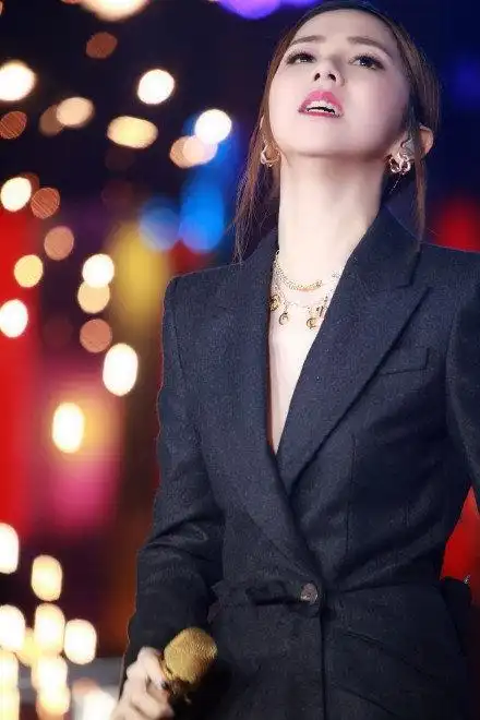 组图:邓紫棋穿深v礼服亮相舞台 造型又飒又美气场全开