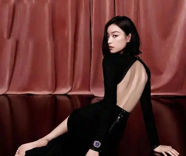 倪妮拍摄氛围感大片,造型彰显出了自信感,一颦一笑都在讲故事_椅子