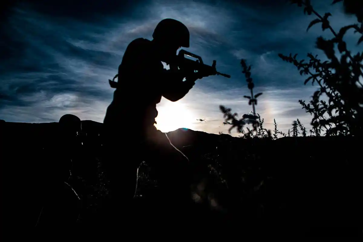 【剪影|看日落斜阳辉映下官兵战斗的身影】近日,在海拔4500米的雪域