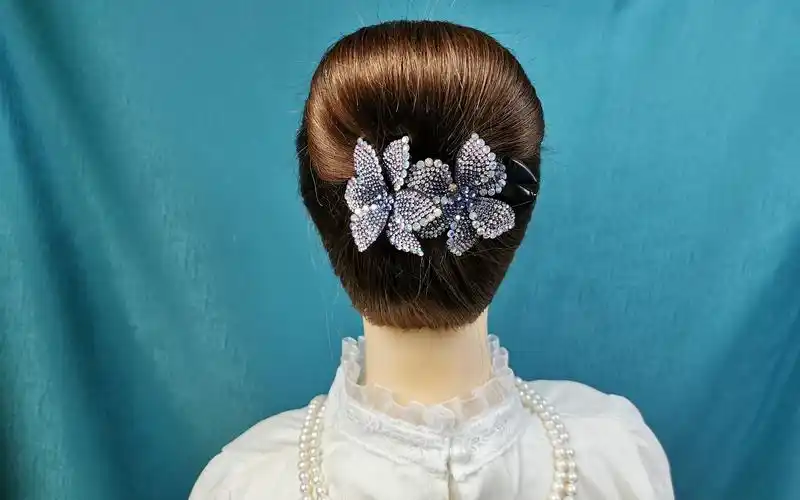 长发秋冬季怎样做高包发高雅又气质,穿大衣皮草就这样盘发显气质