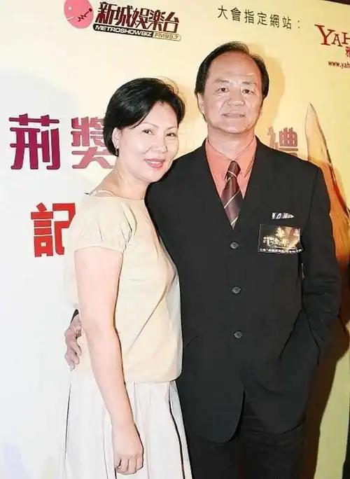 当年与狄龙相识时,陶敏明才14岁,两人谈了5年,直到陶敏明成年才结婚