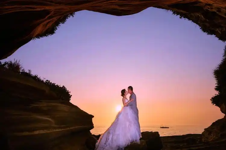 涠洲岛-礁石白纱婚纱照风格欣赏-北海心禧旅拍高端定制婚纱摄影婚纱照