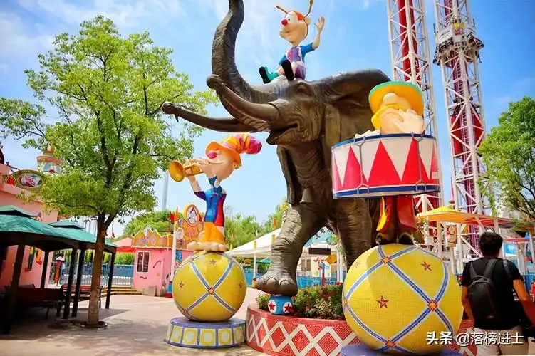 武汉有我国华中地区第一座欢乐谷,惊险刺激,是游玩打卡的好去处