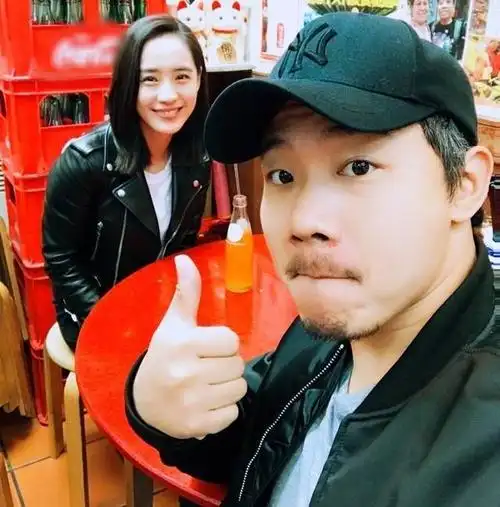 秋雅王智结婚一周年分享与老公恩爱九宫格网友却艾特袁华