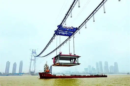 图文:千吨钢梁长江上"吊威亚" 杨泗港长江大桥桥面主体开始施工