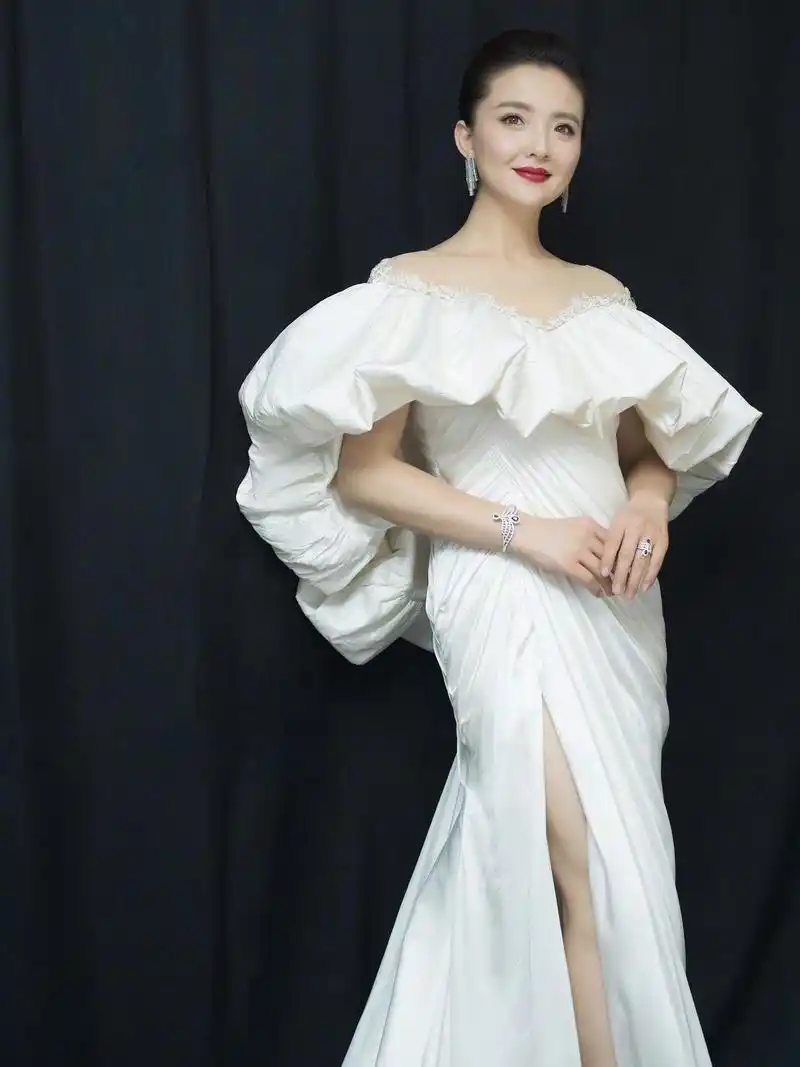 孙茜身材真丰满,身穿白色v领连衣裙精致性感,恬静内敛