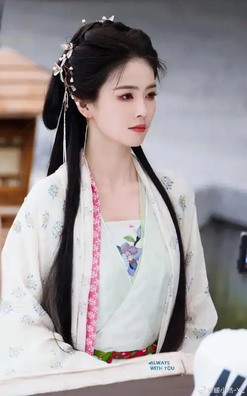 谁能想到2019年录综艺时白鹿还在盼着可以有一部古装剧,剧里有仙气