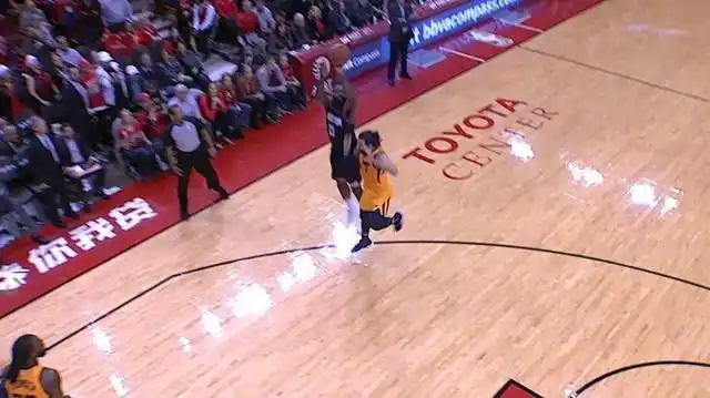 走步不吹还造三分犯规?小托马斯:哈登这样都行?那我无敌了!