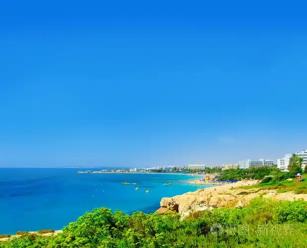 在阳光灿烂的日子蓝色明亮的天空美丽的海海岸