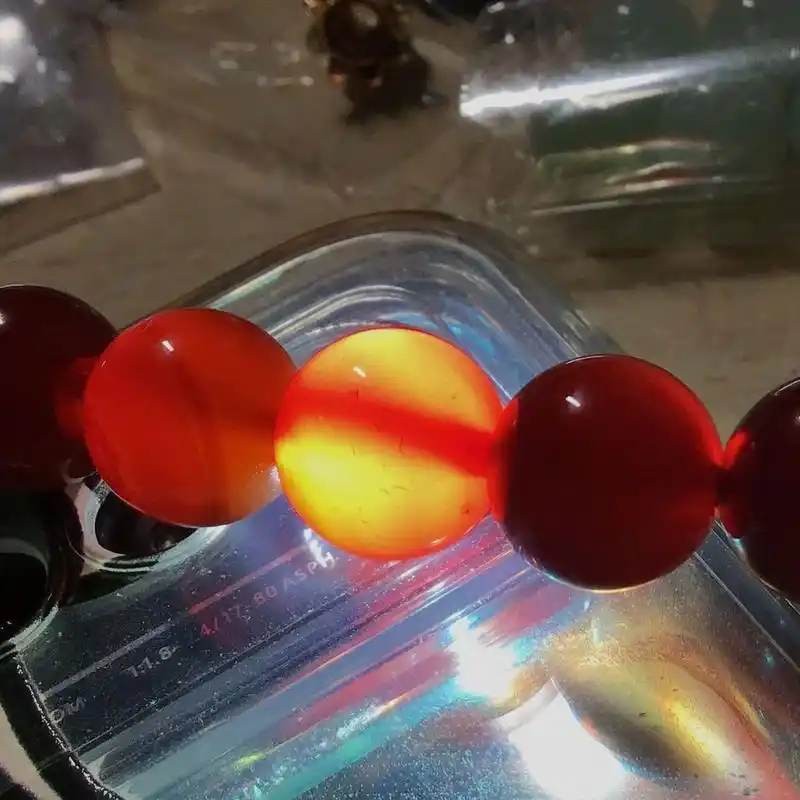 鉴别玛瑙有没有热处理(严谨) 玛瑙对着强光看有小细纹就是染色烤色的