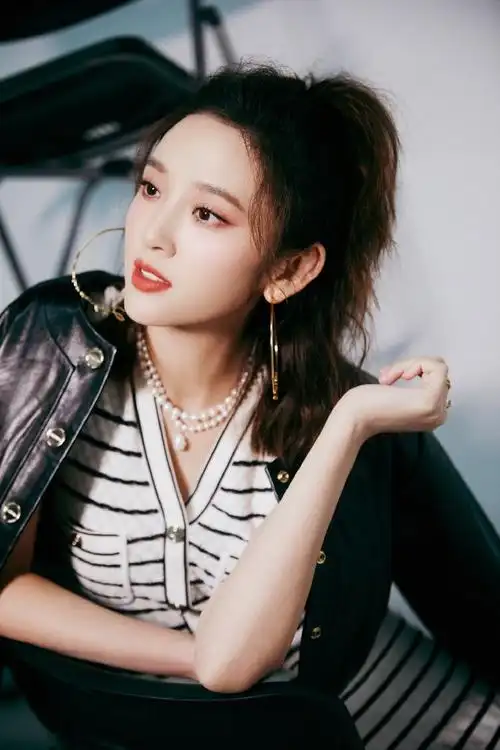 sandro「星」穿法#演员@唐艺昕身穿#sandro2024春夏系列#套装录制综艺