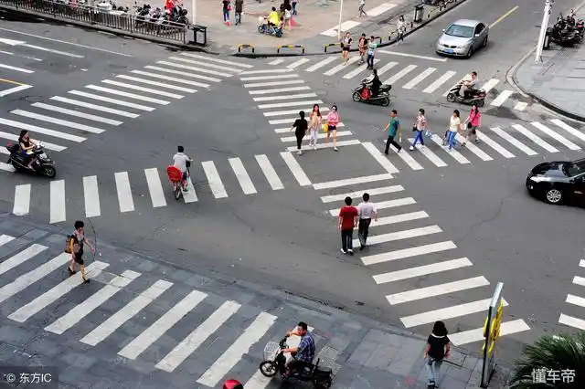 驾车通过交叉路口必须遵守的法则你知道吗?
