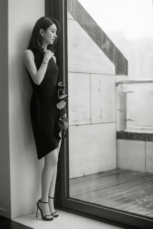 赵丽颖出席活动又美了一身小黑裙尽显优雅好气质