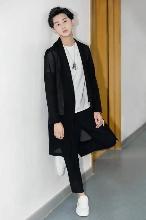 梁振伦受邀ok精彩五周年盛典脚伤恢复亮相红毯