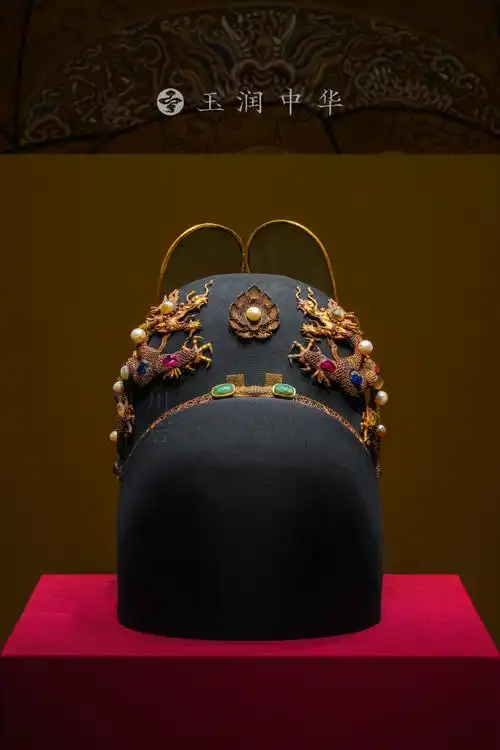 南京博物院#玉润中华——中国玉器的万年史诗图卷#嵌宝石乌纱翼善冠