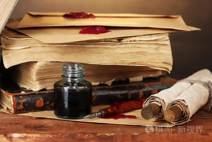 老书, 卷轴, 墨水笔和棕色背景上的木桌子上的墨水瓶