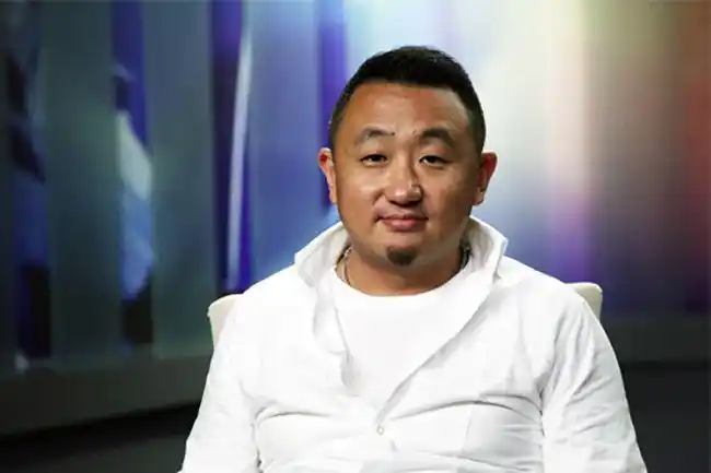 袁野的饰演者何威,在剧中温柔执着,吸引了无数人的眼球,成为了无数