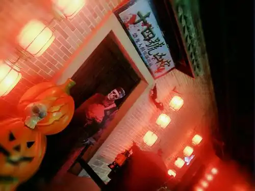 去恐龙园的鬼屋门口.