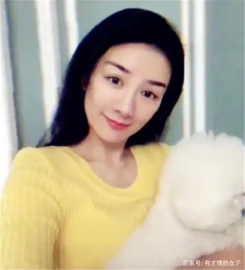 43岁黄奕晒素颜照,看清模样后,网友:确定不是当年的李玉湖吗?