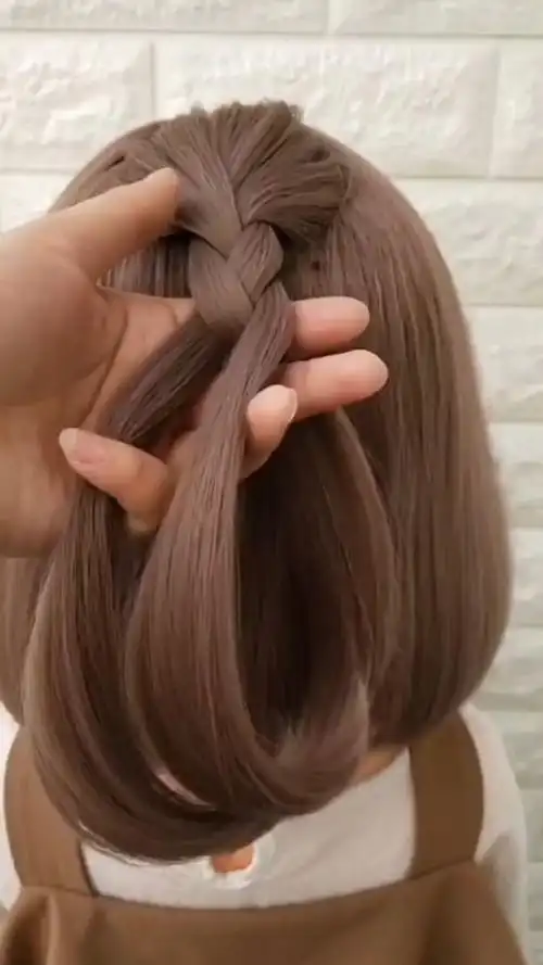 短发的女孩子可以这样扎麻花辫