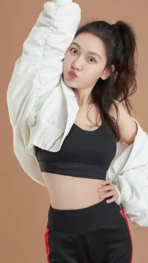 孙骁骁运动写真辣到爆 清新健康演绎别样chic