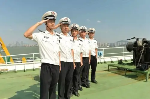 制服铁甲御风踏浪来海上蛟龙坚守蓝色国土