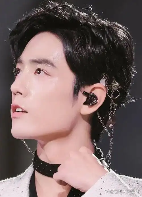 只是不知道这个耳饰是夹在耳边的头发上的,还是 肖战发型肖战 有刘海