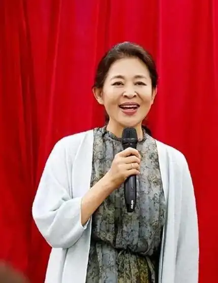 65岁倪萍医美后真时髦!模样大变,优雅从容,完全没了以前的土气