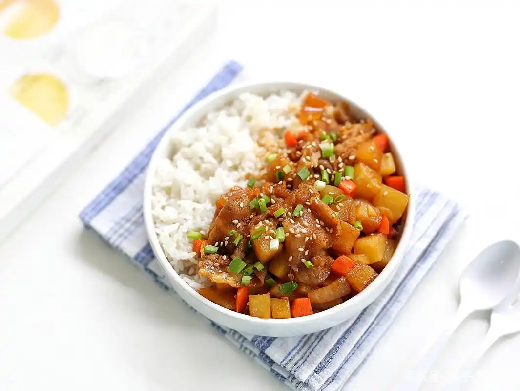 试做10次,终于做出好吃的肥牛饭,调料汁黄金比例给你,味道一绝