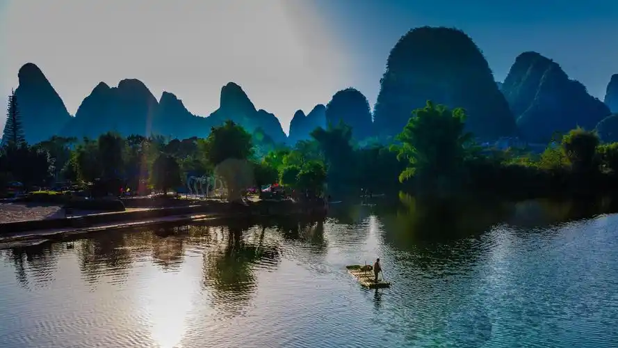 去年年末,行走在桂林山水之间,这是我眼里我镜下的桂林美景之一,阳朔