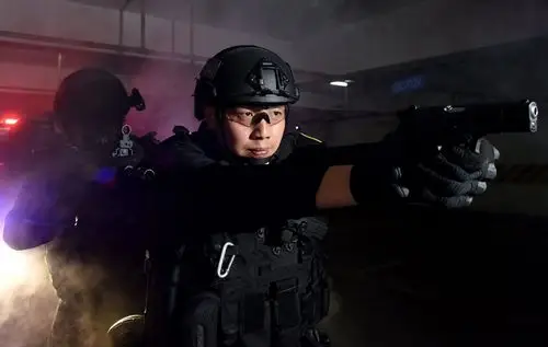 成都黑豹突击队特警李建华 为救人质将手指插入抛弹口