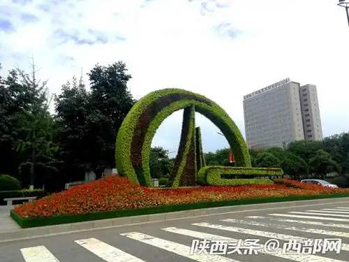 航天主题绿雕亮相西安街头
