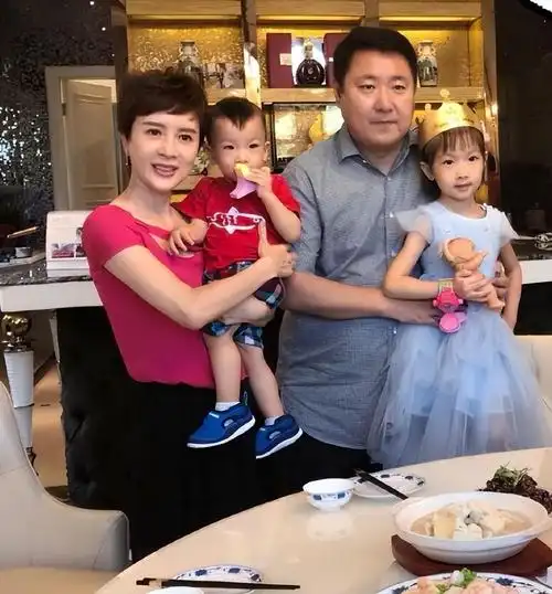 "孔雀公主"金巧巧:嫁入豪门后和丈夫人前恩爱__财经头条