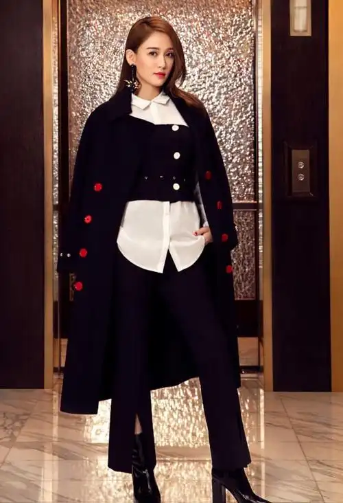 陈乔恩这是皇后当腻了穿上杏色西服套装秒变霸道女总裁