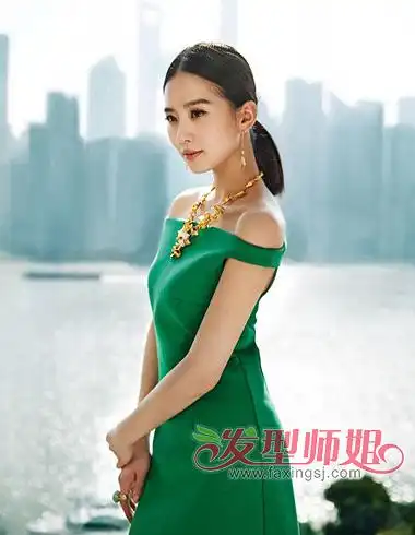 cherry 分享到  将中分的直发全部梳起来再扎一个低束的马尾,中分的