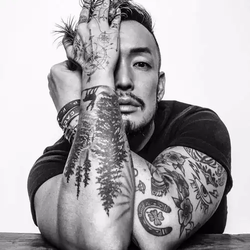 而是眼前这位手臂满是刺青,眼神却格外温柔的男人,今年 45岁的日本