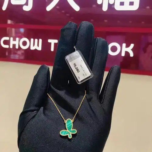 周大福17916无敌系列蝴蝶项链镶嵌22k黄金绿色孔雀石贝母