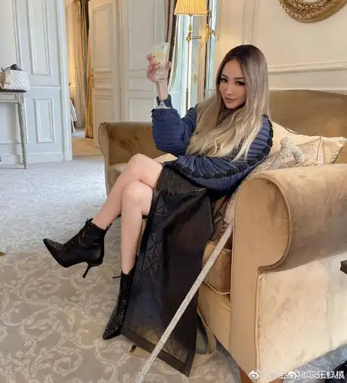 萧亚轩晒工作照##萧亚轩要搞事业了