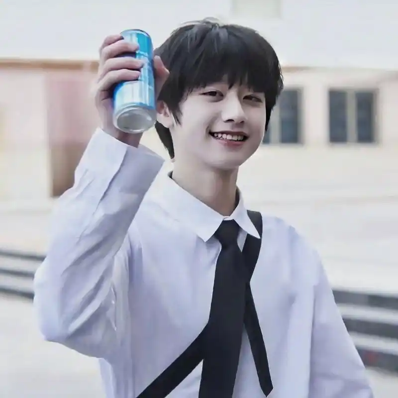 天生舞台体质朱志鑫,唇红齿白五官精致可爱脸蛋软萌到爆炸!