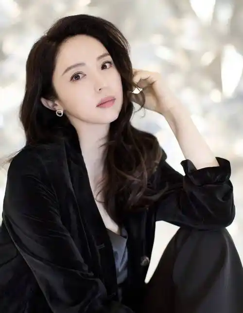 实力派女星董璇写真眉目如画秀外慧中